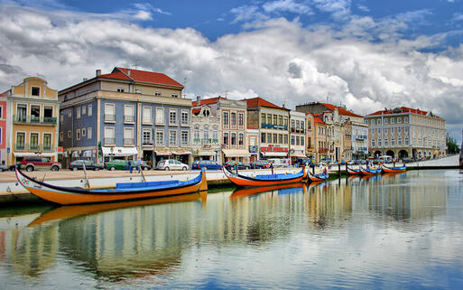 Blick vom Kanal auf die Stadt Aveiro © hugon / Shutterstock.com