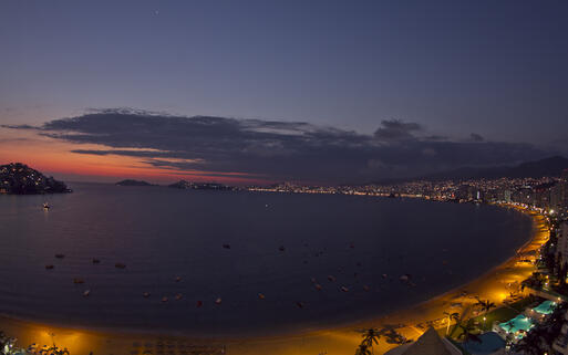 Blick auf die Küste von Alcapulco bei Nacht © dubassy / Shutterstock.com
