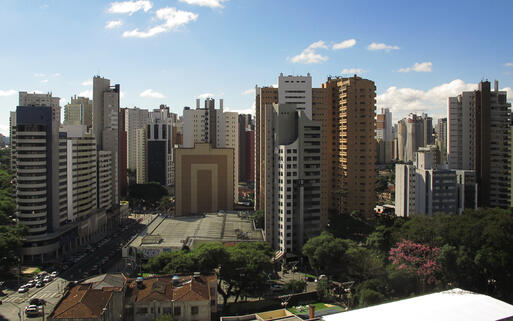 Die Großstadt Curitiba ist die Hauptstadt des Bundesstaates Parana, Brasilien © Luiz C. Ribeiro / shutterstock.com