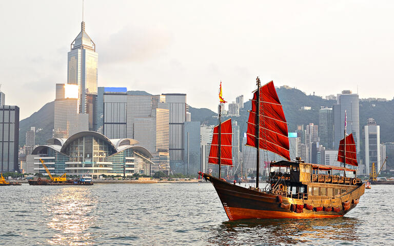 Schiff im Hafen von Hongkong © leungchopan  / Shutterstock.com