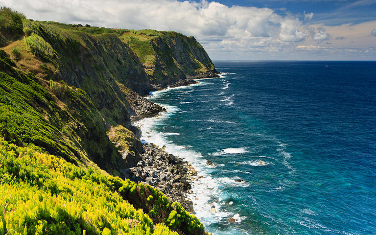 Die Küste von Sao Miguel, der größten Insel der Azoren © ArjaKo's / Shutterstock.com