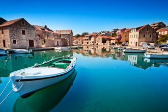 Alter Hafen an der Adria, Insel Hvar © Evgeniya Moroz / Shutterstock.com