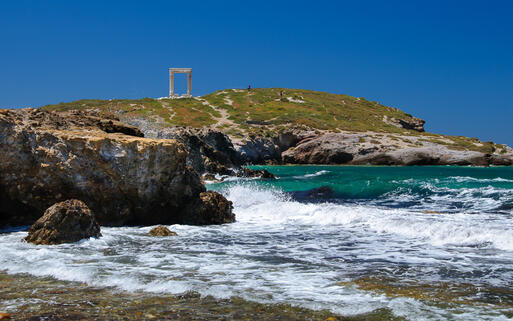Pforte an der felsigen Küste von Naxos, Griechenland © great_photos  / Shutterstock.com