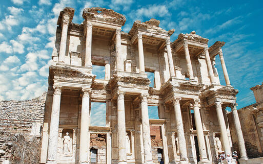 Die Ruine der antiken Celsus-Bibliothek in Ephesos © Waj / Shutterstock.com