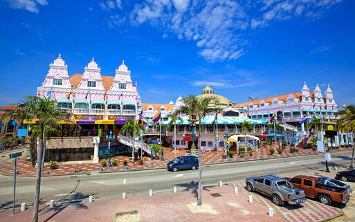 Die Hauptstadt Oranjestad mit ihren bunten Häusern, Aruba © Kjersti Joergensen / Shutterstock.com