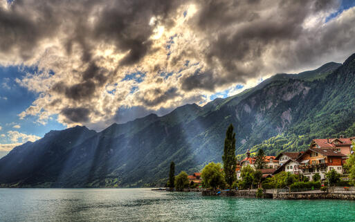 Der türkisblaue Brienzersee inmitten der imposanten Berge vom Berner Oberland, Schweiz © Dennis van de Water / Shutterstock.com