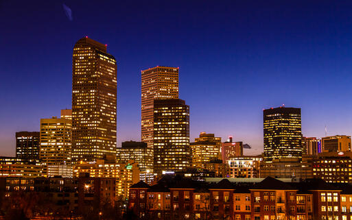 Skyline von Denver bei Nacht, Colorado © Teri Virbickis / Shutterstock.com