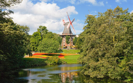 Windmühle am Fluss in der Nähe von Bremen © Sergey Yakovlev / Shutterstock.com