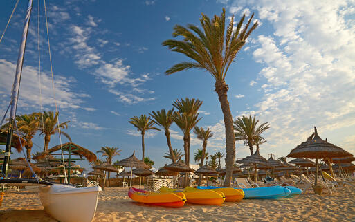 Kayaks und Strandliegen am Sandstrand in Djerba, Tunesien © Nataliya Hora/ Shutterstock.com