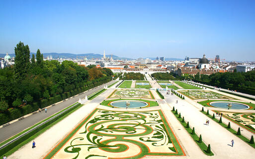 Der kunstvoll gestaltete Garten des Schloss Belvedere © SergeiSki