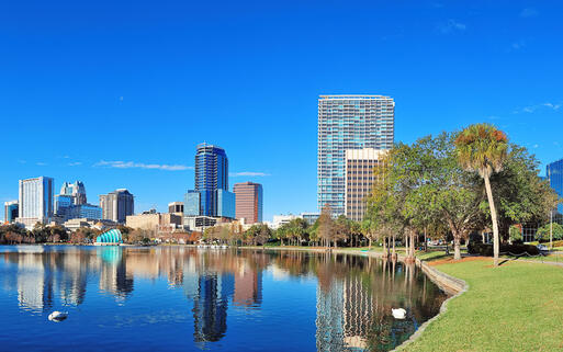 Hochhäuser am See Lake Eola in Orlando, Florida © Songquan Deng / Shutterstock.com