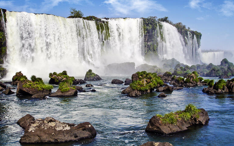 Die beeindruckenden Iguazu Wasserfälle zählen zu den größten Wasserfällen der Welt, Parana, Brasilien © Andrej Glucks / shutterstock.com