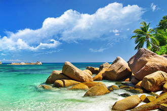 Küstenlandschaft der Seychellen © leoks  / Shutterstock.com