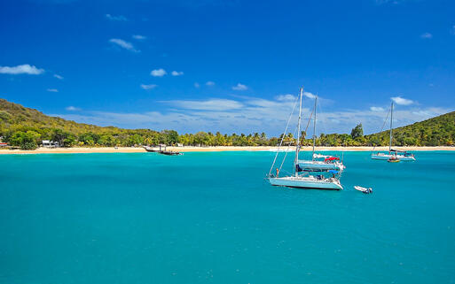 Yachten vor der Küste der Insel Canouan, St. Vincent und die Grenadinen © Pawel Kazmierczak / shutterstock.com
