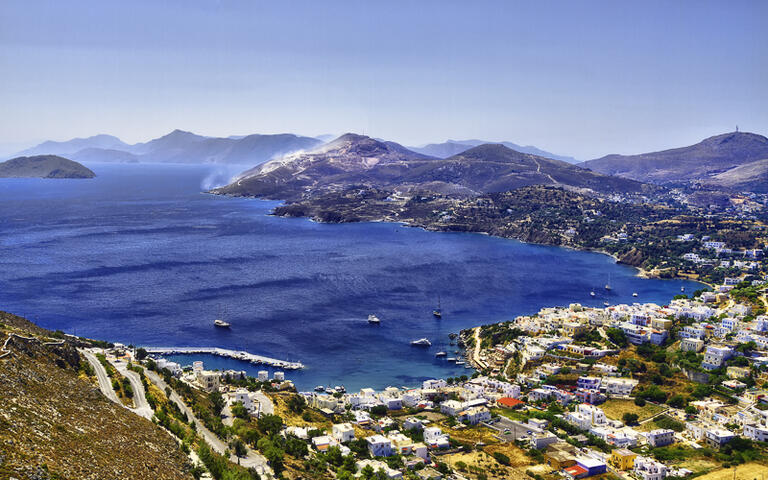 Blick auf den Hafen und die Bucht von Skala © AJancso  / Shutterstock.com