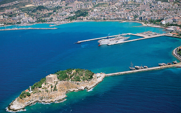 Vogelperspektive auf den Hafen und die Stadt Kuşadası © jokerpro / Shutterstock.com