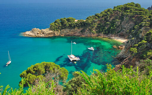 Cala Futadera, einer der wenigen unbebauten Strände, umgeben von der felsigen Küstenlandschaft von Tossa © travelpeter / Shutterstock.com