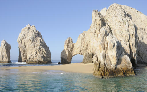 Die beeindruckenden Felsformationen Los Arcos in Cabo San Lucas, Mexiko © Allen Furmanski / Shutterstock.com