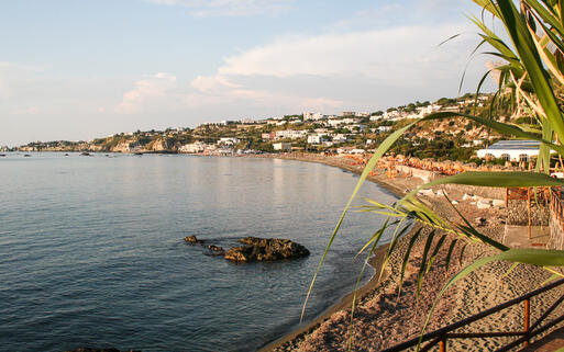 Strand des thermischen Parks Giardini Poseidon Terme © Morozova Oxana / shutterstock.com
