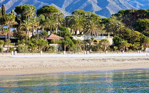 Sandstrand in Marbella, Costa del Sol, Spanien © Artur Bogacki  / Shutterstock.com