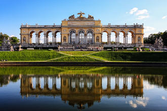 Gloriette im Schlossgarten Schönbrunn in Wien, Österreich © PhotoBarmaley / Shutterstock.com