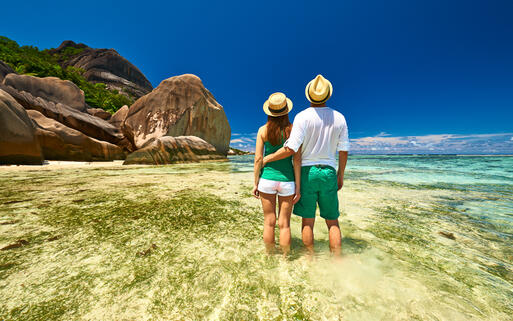 Glückliches Paar genießt die Aussicht aus das Meer © haveseen