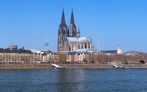 Blick auf die St. Martin Kirche und den Kölner Dom © Mikhail Markovskiy / Shutterstock.com