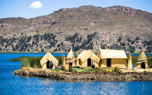 Eine der 49 „schwimmenden Inseln“ der ethnischen Gruppe der Urus am Titicaca-See bei Puno, Peru © Edyta Pawlowska / Shutterstock.com