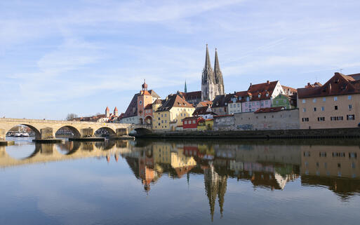 Altstadt Regensburg mit der berühmten Steinernen Brücke © Scirocco340 / shutterstock.com