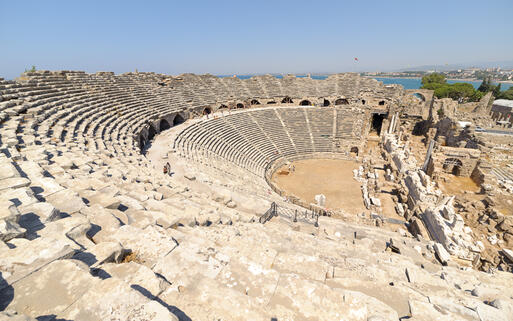 Ruinen vom antiken Theater in Side © Andrew Buckin / shutterstock.com