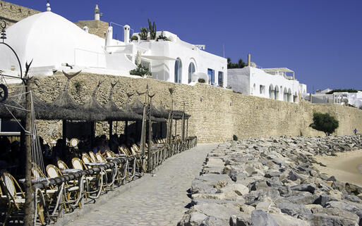 Strandcafe an der Küste von Hammamet, Tunesien © LouLouPhotos / Shutterstock.com