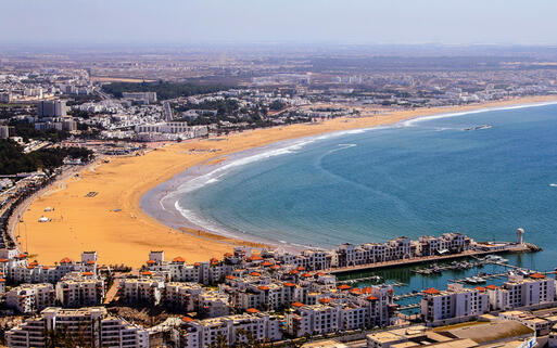 Blick auf den weitläufigen Strand von Agadir, Marokko © Ana del Castillo / Shutterstock.com