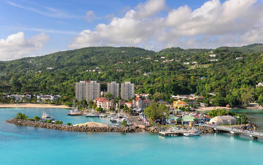 Blick auf Ochos Rios, Jamaika © R. Gino Santa Maria / Shutterstock.com