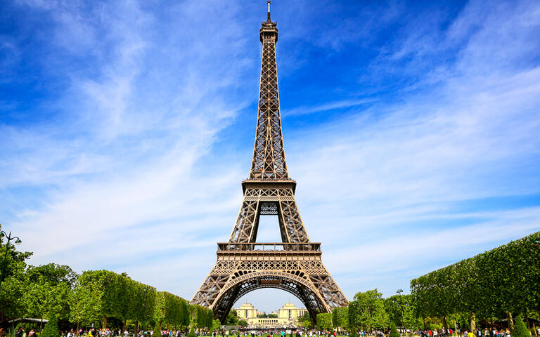 Der Eiffel Turm - das Wahrzeichen von Paris © WDG Photo / Shutterstock.com