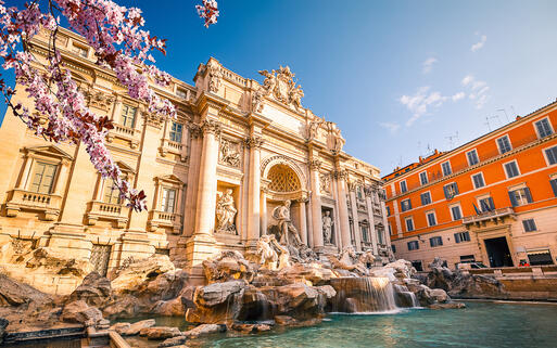 Trevi-Brunnen im Frühling © S.Borisov / Shutterstock.com
