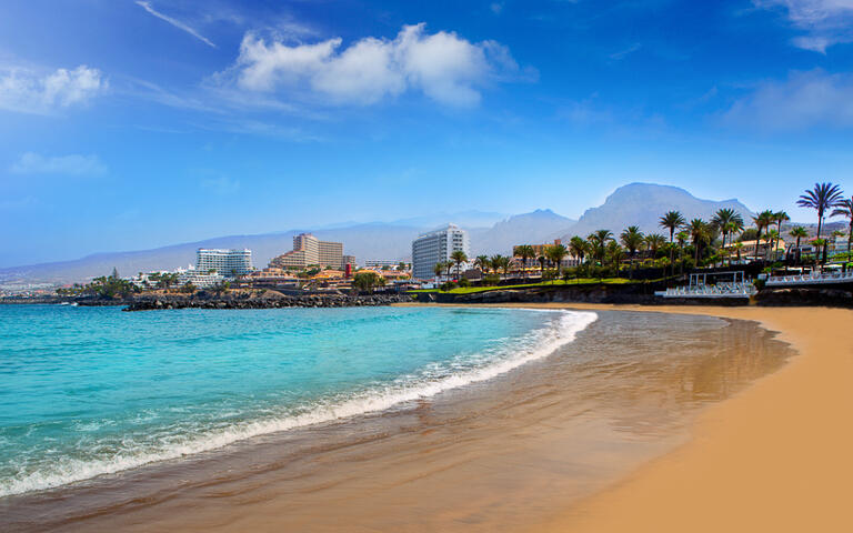 Der Strand von Playa De Las Americas auf Teneriffa © holbox / Shutterstock.com