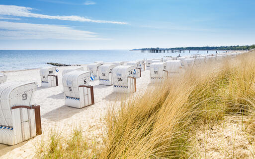 Düne mit Stranstühlen in Nordfriesland © mmphotographie.de / shutterstock.com