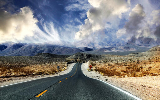 Landschaft bei einer Fahrt durch Death Valley, Nevada © Tatiana Morozova / Shutterstock.com