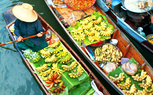 Boot am traditionellen Wassermarkt in Bangkok, Thailand © MJ Prototype / Shutterstock.com