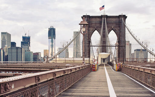 Die Brooklyn Bridge zwischen Manhattan und Brooklyn ist einer der ältersten Hängebrücken in den USA © pio3 / Shutterstock.com