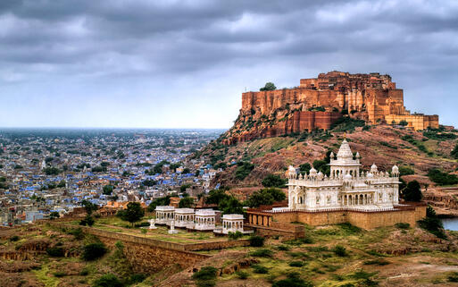 Die Mehrangarh-Festung und das Mausoleum Jaswant Thada über der 