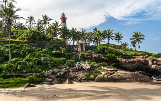 Leuchtturm am wunderschönen Kovalam Beach in Kerala, Indien © Mivr / Shutterstock.com