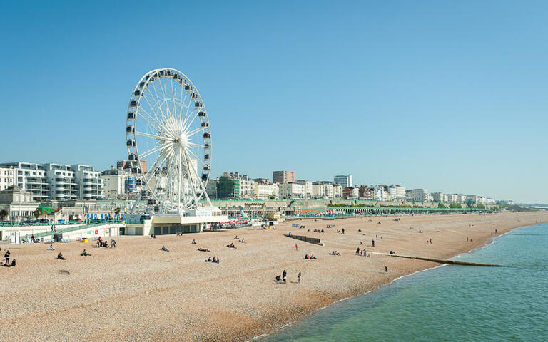 Der Strand von Brighton ist ein beliebtes Ziel für Touristen und die Briten, England © Steve Mann / shutterstock.com