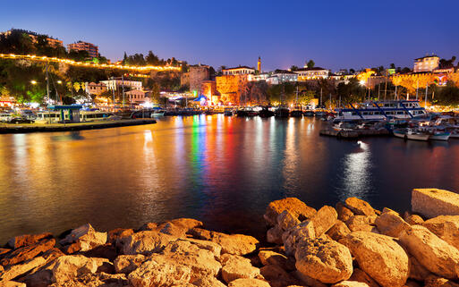 Die Altstadt Kaleici bei Nacht, Antalya, Türkei © Tatiana Popova / Shutterstock.com