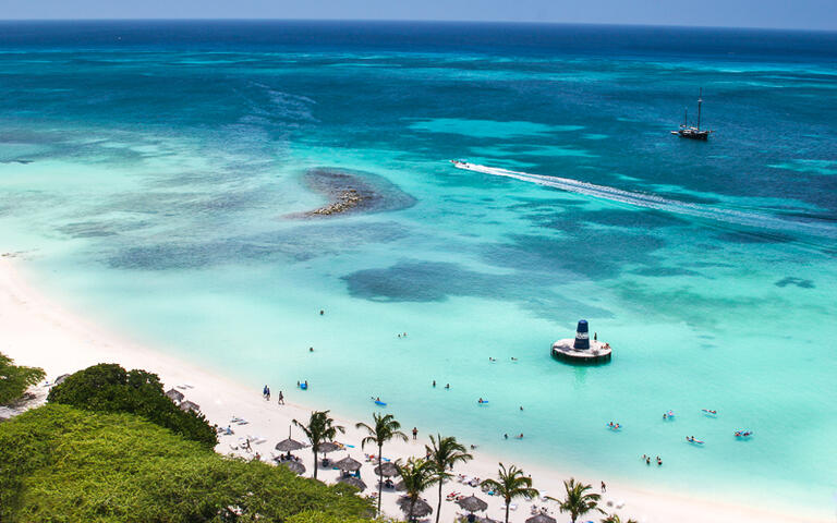 Der karibische Traumstrand Palm Beach auf Aruba © martinique / Shutterstock.com