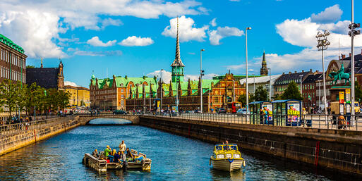 Kanal in Kopenhagen mit Blick auf das Börsengebäude © Filipe Matos Frazao / Shutterstock.com