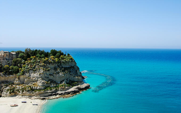 Blick auf die traumhafte Küste von Tropea, Kalabrien, Italien © Franco Volpato / Shutterstock.com