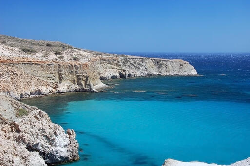 Die Küstenlandschaft auf Ios mit Blick auf das Ägäische Meer © Petros Tsonis / Shutterstock.com