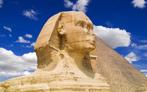 Die Große Sphinx von Gizeh, im Hintergrund die Pyramide des Cheops © Jose Ignacio Soto / Shutterstock.com