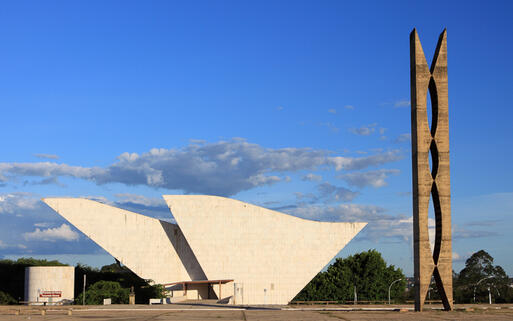 Abstrakte symbolische Statue in Brasilia © gary yim / shutterstock.com